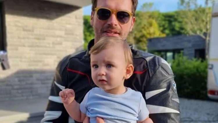 <p><strong>&Ouml;zellikle Yukay'ın iki k&uuml;&ccedil;&uuml;k oğluyla yakından ilgilenen &uuml;nl&uuml; oyuncu, &ccedil;ocukları kendi oğlu <span style="color:#FF0000">Kurt Efe </span>ile birlikte hafta sonu gezilerine g&ouml;t&uuml;r&uuml;yor.</strong></p>
