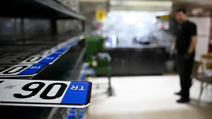 <p>Buna g&ouml;re, plaka basmaya yetkili kuruluş tarafından bu y&ouml;netmelikte belirtilen nitelik veya &ouml;l&ccedil;&uuml;lere aykırı plaka basıldığının trafik kolluğu tarafından tespiti halinde, tescil plakasının tekrar basımı i&ccedil;in "plaka basım talep belgesi" aranmayacak.</p>

<p>Bahse konu plakalar, plaka basmaya yetkili kuruluş tarafından herhangi bir &uuml;cret talep edilmeden değiştirilecek.</p>
