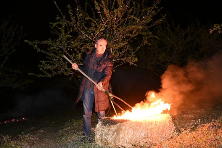 <p><span style="color:#A52A2A"><strong>DUMANLAMA &Ccedil;ALIŞMASINA BAŞLANDI&nbsp;</strong></span></p>

<p>&nbsp;</p>

<p>Akşam saatlerinde y&uuml;ksek rakımlı b&ouml;lgelerde ağa&ccedil;ları bulunan &uuml;reticiler, dumanlama &ccedil;alışmalarına başladı.&nbsp;</p>
