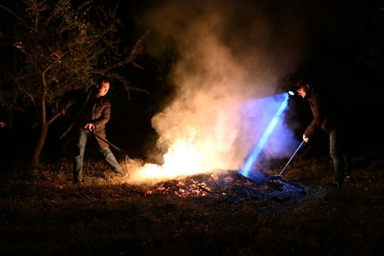 <p><span style="color:#A52A2A"><strong>&Uuml;R&Uuml;NLERİN SOĞUKTAN ZARAR G&Ouml;RMEMESİ İ&Ccedil;İN &Ccedil;ALIŞMA BAŞLATILDI&nbsp;</strong></span></p>

<p>&nbsp;</p>

<p>İl&ccedil;ede 900 rakım &uuml;zerinde bulunan b&ouml;lgelerde badem bah&ccedil;elerinde ağa&ccedil;ların &ccedil;i&ccedil;eklenme ve filizlenme d&ouml;neminde soğuktan zarar g&ouml;rmemesi i&ccedil;in &uuml;reticiler seferber oldu.</p>
