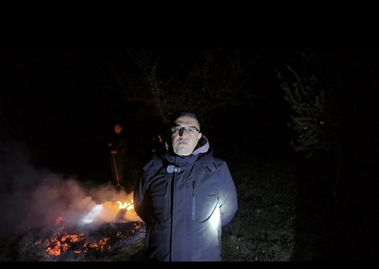 <p><span style="color:#A52A2A"><strong>"METEOROLOJİ VERİLERİNE G&Ouml;RE ZİRAİ DON RİSKİ BULUNUYOR"</strong></span></p>

<p>&nbsp;</p>

<p><em><strong>&ldquo;Ge&ccedil;en yıl bu d&ouml;nemlerde, &uuml;lke genelinde yaşadığımız bir zirai don olayı vardı. Bakanlığımız bu duruma kayıtsız kalmayarak ge&ccedil;tiğimiz yıl &ccedil;ift&ccedil;imize destekleme vermişti. Y<span style="color:#A52A2A">ine aynı tarihlerdeyiz ve meteoroloji verilerine g&ouml;re zirai don riski bulunuyor.</span> </strong></em></p>

<p>&nbsp;</p>

<p><em><strong>Bizde İl&ccedil;e Tarım M&uuml;d&uuml;rl&uuml;ğ&uuml; olarak, &ccedil;ift&ccedil;ilerimize zirai don uyarısında bulunduk. Yapılan &ccedil;alışmaları yerinde takip etmek i&ccedil;in sahaya indik.<span style="color:#A52A2A"> &Ccedil;ift&ccedil;ilerimiz tarlalarında zirai dona karşı dumanlama sistemiyle tedbirler alıyor. </span></strong></em></p>

<p>&nbsp;</p>

<p><em><strong>Bu sezonun herhangi bir doğal afet yaşamadığımız bir yıl olmasını diliyorum. İl&ccedil;emizde 14 bin dekar badem &uuml;retim alanımız var. Meyve veren ağacımız 200 bin adet civarında. </strong></em></p>

<p>&nbsp;</p>

<p><em><strong>Arkadan yetişen 400 bin adette badem ağacımız mevcut. &Uuml;r&uuml;n rekoltemizi 500 ton olarak bekliyoruz.&rdquo;</strong></em></p>

<p>&nbsp;</p>

<p><strong><em>KAYNAK: DHA&nbsp;</em></strong></p>
