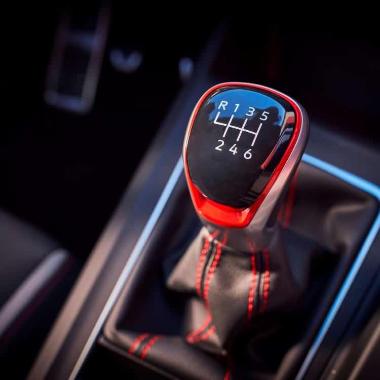 <p>Otomotiv d&uuml;nyasında &ouml;nemli bir d&ouml;n&uuml;ş&uuml;m yaşanıyor. Bir d&ouml;nem s&uuml;r&uuml;ş&uuml;n vazge&ccedil;ilmez unsurlarından biri olan manuel vitesli ara&ccedil;lar, hızla otomatik ve elektrikli modellere yerini bırakıyor.</p>

<p>&nbsp;</p>
