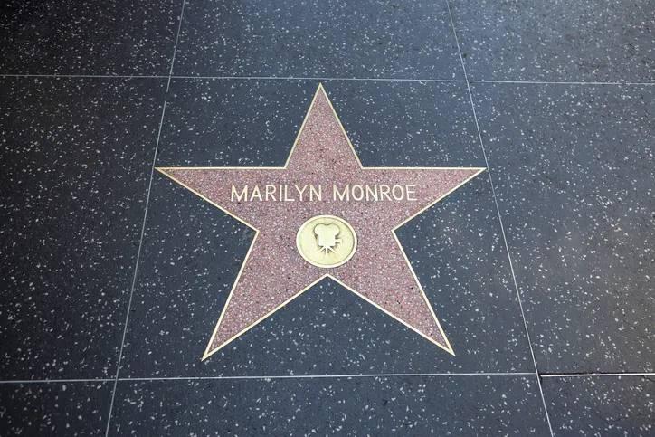 <p><span style="color:#B22222"><strong>JHON F. KENNEDY'NİN DOĞUM G&Uuml;N&Uuml; GECESİNE AİT DETAYLAR</strong></span></p>
