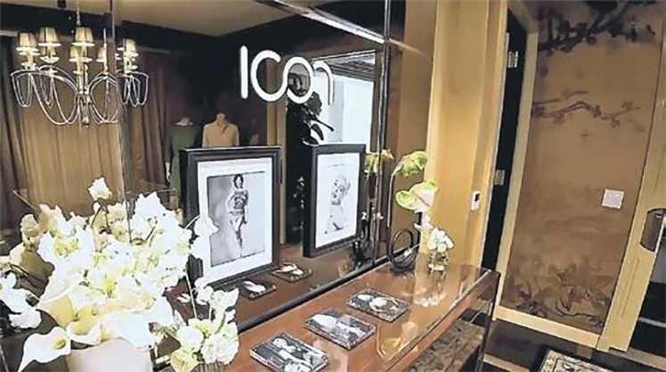 <p><span style="color:#B22222"><strong>AYNASI DİKKAT &Ccedil;EKTİ</strong></span></p>
