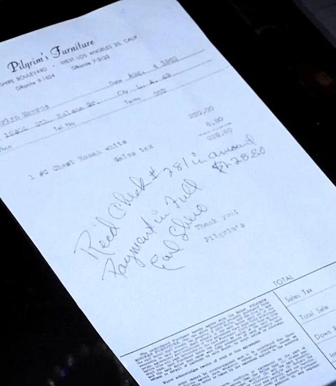 <p><strong>Serginin en dikkat &ccedil;ekici ve h&uuml;z&uuml;nl&uuml; par&ccedil;alarından biri, Monroe'nun 1962 Ağustos'unda, hayatını kaybettiği g&uuml;n imzaladığına inanılan son &ccedil;ekti.</strong></p>
