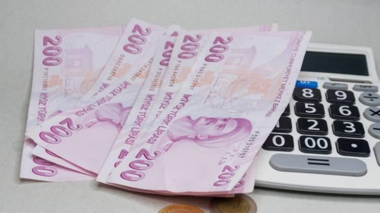 <p><strong>Senaryo 3</strong></p>

<p>&nbsp;</p>

<p>Enflasyonun nisan ayında y&uuml;zde 2, mayısta y&uuml;zde 2, haziranda y&uuml;zde 1 gelmesi durumunda 6 aylık enflasyon 15,63 olacak. Bu senaryoya g&ouml;re zam oranları ş&ouml;yle:</p>

<p>&nbsp;</p>

<p><strong>SSK ve Bağ-Kur emeklileri temmuz zam oranı y&uuml;zde 15,63</strong></p>

<p><strong>Memur ve memur emeklileri temmuz zam oranı y&uuml;zde 11,46</strong></p>
