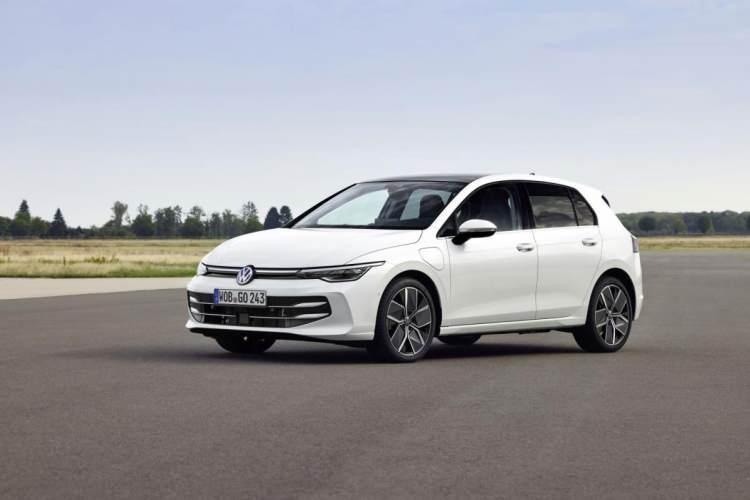 <p><strong>Volkswagen Golf Performans Modelleri&nbsp;&nbsp;</strong></p>

<p>&nbsp;</p>

<p>Golf GTI 2.0 TSI 265 PS DSG GTI &rarr; 5.391.000 TL&nbsp;&nbsp;<br />
Golf R 2.0 TSI 333 PS DSG R &rarr; 6.777.000 TL</p>
