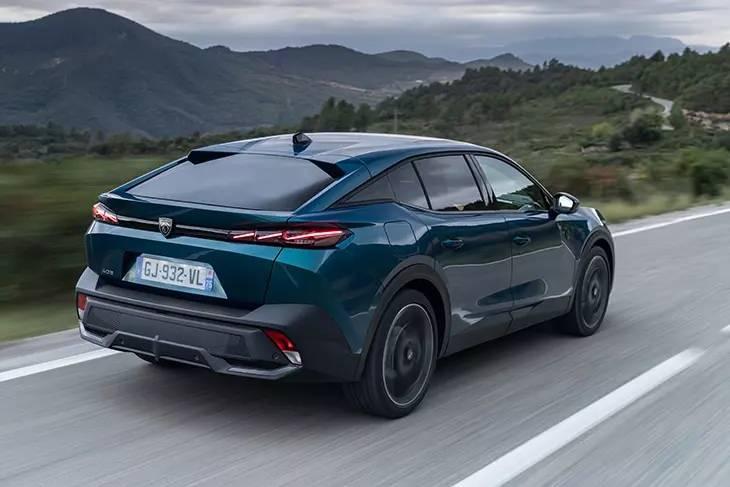 <p><strong>408 Fiyatları - Nisan 2026</strong></p>

<p>Peugeot 408&rsquo;in 1.2 Hybrid 145 hp hibrit motorlu Allure otomatik versiyonu 2.374.500 TL, Allure Cam Tavan otomatik versiyonu 2.592.000 TL ve GT otomatik versiyonu ise 2.820.500 TL seviyesinde.</p>

<p>&nbsp;</p>

<p>408 Opsiyon Fiyatları - Nisan 2026</p>

<p>Metalik boya ve &ouml;zel metalik boya se&ccedil;eneği 10.500 TL olarak listeleniyor.</p>
