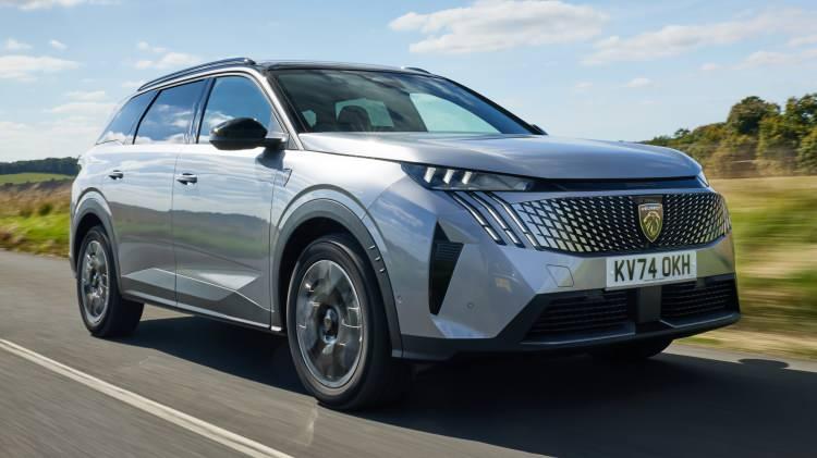 <p><strong>Yeni 5008 Fiyatları - Nisan 2026</strong></p>

<p>Peugeot Yeni 5008&rsquo;in 1.2 Hybrid 145 hp Allure otomatik versiyonu 3.290.000 TL, GT otomatik versiyonu 3.493.000 TL, 157 kW elektrikli Allure otomatik&nbsp;</p>

<p>versiyonu 3.502.000 TL ve GT otomatik versiyonu ise 3.644.000 TL seviyesinde.</p>

<p>Yeni 5008 Opsiyon Fiyatları - Nisan 2026</p>

<p>Metalik boya 15.000 TL, 7 koltuk se&ccedil;eneği 85.000 TL ve Nappa deri koltuklar 100.000 TL.</p>
