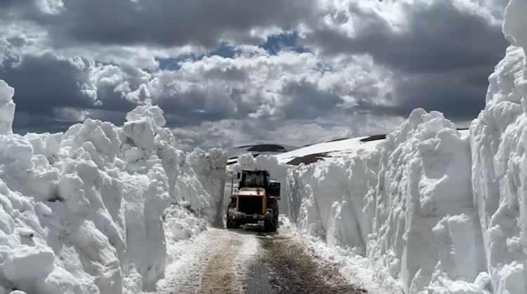 <p>Rakımı y&uuml;ksek yerlerdeki k&ouml;ylerin yollarını a&ccedil;maya devam eden ekipler, Erzincan merkeze 179 kilometre Kemaliye il&ccedil;esine ise 29 kilometre uzaklıktaki bin 559 rakımlı &Ccedil;anak&ccedil;ı k&ouml;y&uuml;nde metrelerce y&uuml;kseklikteki kar k&uuml;tlesini temizliyor.&nbsp;</p>
