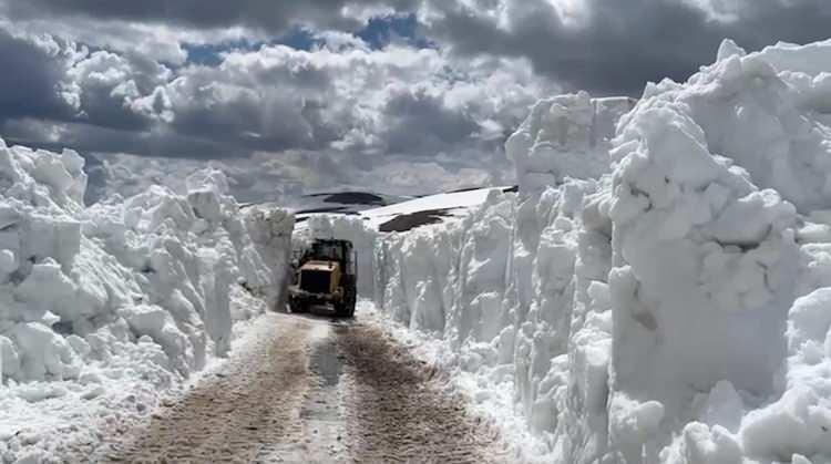 <p>İş makinelerinden daha y&uuml;ksek karları temizleyen ekipler, yolları ulaşıma a&ccedil;ıyor.</p>

<p>&nbsp;</p>

<p><span style="color:#A52A2A"><strong><em>KAYNAK: DHA&nbsp;</em></strong></span></p>
