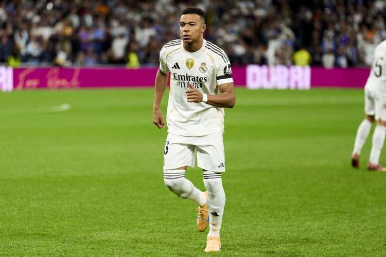 <p>3) Kylian Mbappe: 200 milyon euro (Real Madrid)</p>
