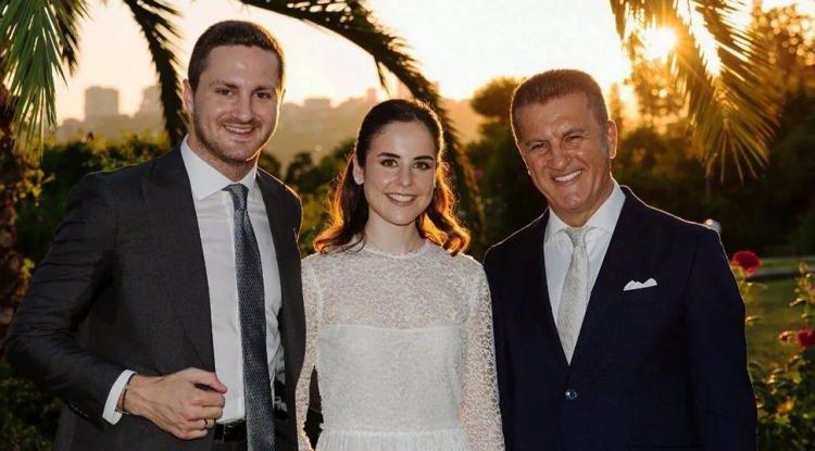 <p><span style="color:#B22222"><em><strong>Revna Sarıg&uuml;l ile &Ouml;mer Sarıg&uuml;l arasındaki y&uuml;ksek tazminat talepli &ccedil;ekişmeli boşanma davası sonu&ccedil;landı; &ccedil;ift resmen ayrılırken &ccedil;ocuklar i&ccedil;in ortak velayet kararı verildi.</strong></em></span></p>
