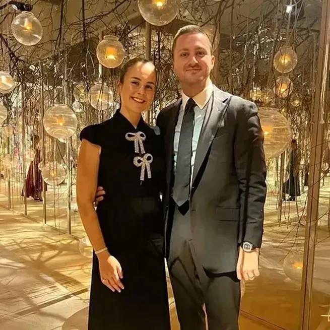 <p><strong>Revna Sarıg&uuml;l, boşanma aşamasında olduğu eşinin soyadını kullanmak istemediğini beyan ederek "soyadının bırakma davası" a&ccedil;mış ve boşanma kararı kesinleşmeden &ouml;nce "Sarıg&uuml;l" soyadını kimliğinden sildirerek kızlık soyadı olan &Ccedil;akır'a geri d&ouml;nm&uuml;şt&uuml;.</strong></p>
