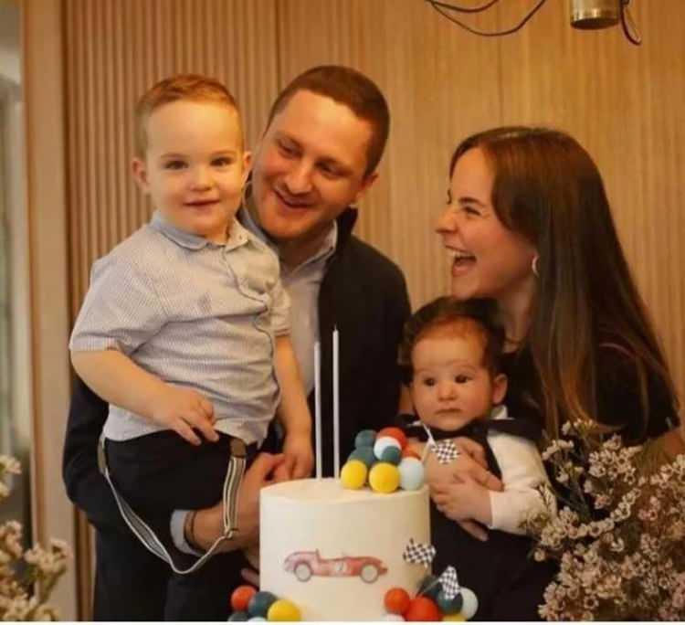 <p><strong>İki &ccedil;ocukları bulunan &ccedil;ift, d&uuml;n Gaziosmanpaşa Adliyesi'nde g&ouml;r&uuml;len dava ile birlikte resmen boşandı. Mahkeme &ccedil;ocuklar i&ccedil;in de ortak velayet kararı verdi.</strong></p>
