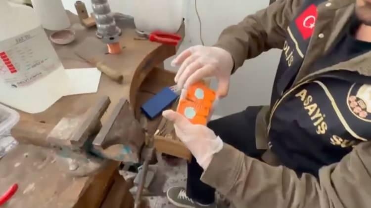 <p><span style="color:#A52A2A"><strong>TANINMIŞ ALTIN &Uuml;RETİCİLERİN LOGOLARINI KULLANDI&nbsp;</strong></span></p>

<p>&nbsp;</p>

<p>1 gramdan 10 grama kadar paketlenmiş bir halde bulunan altınların &uuml;zerinde, tanınmış altın &uuml;reticilerin logolarının bulunduğu tespit edildi.</p>
