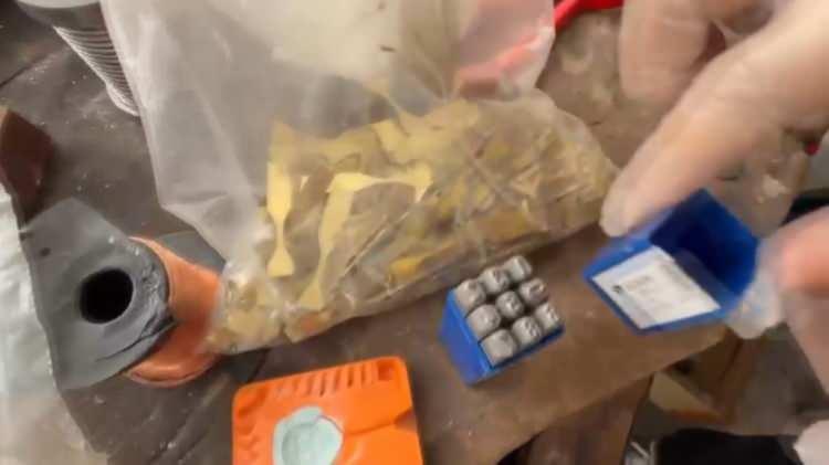 <p>Ş&uuml;phelinin sahte altınları kuyumculara ger&ccedil;ek altın gibi pazarladığı&nbsp;<strong><em>bu yolla milyonlarca liralık haksız kazan&ccedil; elde ettiği tespit edildi.&nbsp;</em></strong></p>
