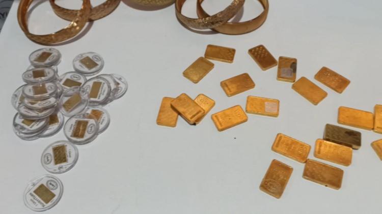 <p><span style="color:rgb(165, 42, 42)"><strong>&Ccedil;OK SAYIDA SAHTE ALTIN ELE GE&Ccedil;İRİLDİ&nbsp;</strong></span></p>

<p>&nbsp;</p>

<p>Dolandırıcılık B&uuml;ro Amirliği ekipleri iş yerinde yaptıkları aramada &ccedil;ok sayıda sahte altın ele ge&ccedil;irdi.</p>
