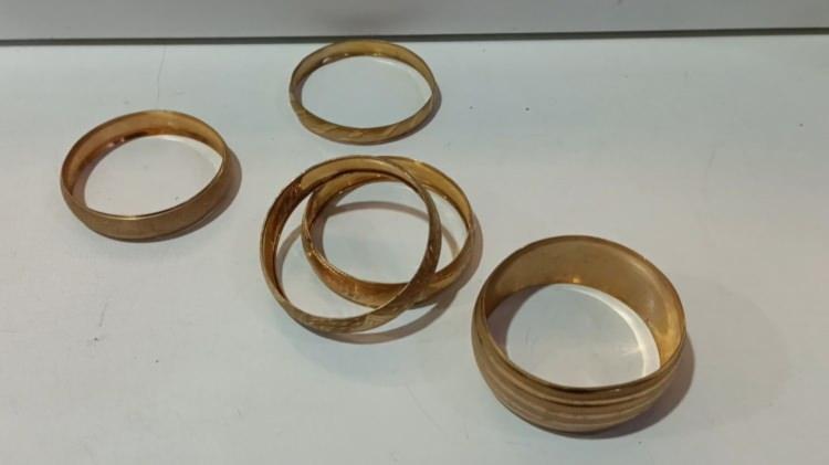 <p><span style="color:#A52A2A"><strong>KUYUMCULARI BU Y&Ouml;NTEMLE KANDIRDI&nbsp;</strong></span></p>

<p>&nbsp;</p>

<p>Ş&uuml;phelinin gramajı ağır olan altınları ve bilezik gibi ziynet eşyalarını altın suyuna batırarak, kuyumcularda yapılan mihenk taşıyla kontrol işleminden ge&ccedil;mesini sağladığı &ouml;ğrenildi.&nbsp;</p>
