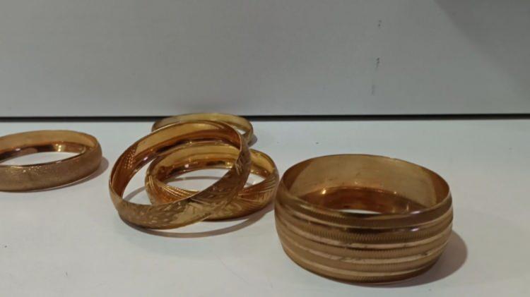 <p>Polis ekipleri i&ccedil;erde yaptıkları aramada &ccedil;eşitli gramajlarda 472 paketlenmiş sahte altın, &ccedil;ok sayıda bilezik ele ge&ccedil;irdi.</p>
