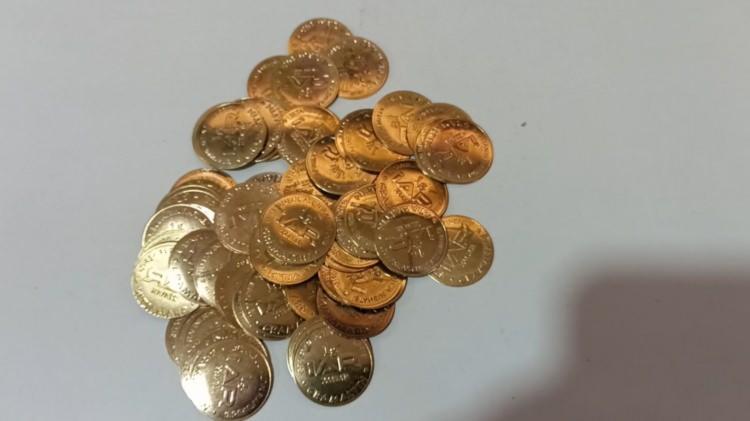 <p>Soruşturma sırasında ş&uuml;phelinin pirin&ccedil; kullanarak sahte altınları imal ettiği daha sonra tanınmış altın &uuml;reticilerinin logolarının bulunduğu kutularla paketlediği tespit edildi.</p>
