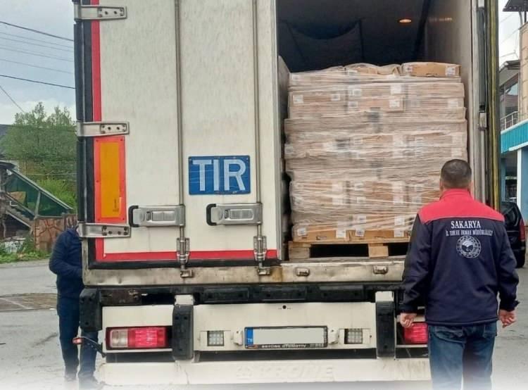 <p>Sakarya&rsquo;da bir soğuk hava deposuna d&uuml;zenlenen denetimde, son t&uuml;ketim tarihi ge&ccedil;miş yaklaşık 32 ton tavuk eti ele ge&ccedil;irildi.</p>
