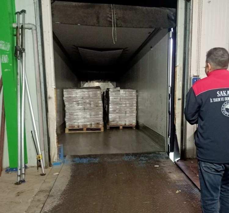 <p><span style="color:#A52A2A"><strong>32 TON BOZUK ET ELE GE&Ccedil;İRİLDİ</strong></span></p>

<p>&nbsp;</p>

<p>Sakarya İl Tarım ve Orman M&uuml;d&uuml;rl&uuml;ğ&uuml; ekipleri, kentte faaliyet g&ouml;steren bir soğuk hava deposuna denetim ger&ccedil;ekleştirdi. Yapılan kontrollerde, son t&uuml;ketim tarihi ge&ccedil;miş<span style="color:#A52A2A"><strong><em> yaklaşık 32 ton tavuk eti tespit edildi.</em></strong></span></p>
