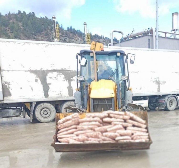 <p>Piyasaya s&uuml;r&uuml;lmeye hazırlandığı &ouml;ne s&uuml;r&uuml;len tavuk etlerine el konuldu.&nbsp;</p>
