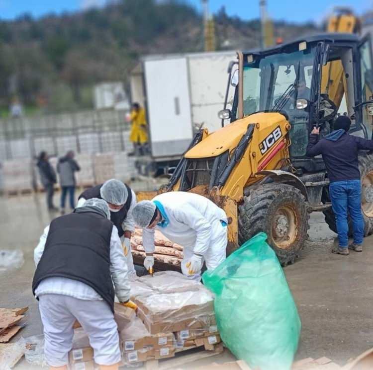 <p><span style="color:#A52A2A"><strong>İMHA EDİLDİ&nbsp;</strong></span></p>

<p>&nbsp;</p>

<p>Gerekli yasal işlemlerin tamamlanmasının ardından tonlarca tavuk eti, yetkililerin g&ouml;zetiminde Bolu&rsquo;daki bir biyogaz tesisine g&ouml;t&uuml;r&uuml;lerek imha edildi.</p>
