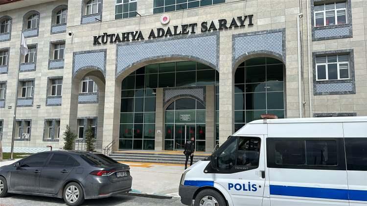 <p><span style="color:#A52A2A"><strong>Ş&Uuml;PHELİLER ADLİYEYE SEVK EDİLDİ&nbsp;</strong></span></p>

<p>&nbsp;</p>

<p>Emniyetteki işlemleri tamamlanan İ.E. ve A.Y. sağlık kontrol&uuml;n&uuml;n ardından geniş g&uuml;venlik &ouml;nlemleri altında adliyeye sevk edildi.</p>
