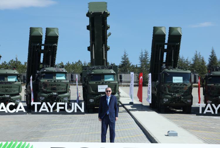 <p><span style="color:#B22222"><strong>KRİTİK EŞİĞİ GE&Ccedil;İYORUZ</strong></span></p>

<p><strong>"Bug&uuml;n savunmada, 'tam bağımsız T&uuml;rkiye' yolunda &ccedil;ok &ouml;nemli bir eşiği daha geride bırakıyoruz" </strong>diyen Erdoğan, <strong>"Kırıkkale yakıt &uuml;retim tesislerimizin, Lalahan Harp Başlığı Tesisi'mizin, İleri Teknolojiler Ar-Ge ve M&uuml;hendislik Merkezi'mizin a&ccedil;ılışını yapıyoruz. Lalahan F&uuml;ze Entegrasyon Tesisleri'mizin de temellerini atacağız. &Ccedil;elik Kubbe'nin vurucu g&uuml;c&uuml;n&uuml; oluşturan bu sistemlerin daha y&uuml;ksek &uuml;retim temposuna ulaşmasıyla hava savunma mimarimizi daha da tahkim etmiş olacağız" </strong>mesajını verdi.</p>
