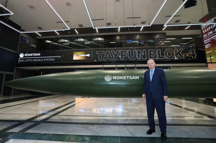 <p><span style="color:#B22222"><strong>TEHDİTLERE BOYUN EĞMEDİK</strong></span></p>

<p>Gurur verici seviyelere kolay gelmediklerini aktaran Erdoğan, <strong>"Sınandık, oyalandık, yarı yolda bırakıldık, engellendik, tehdit edildik. Ama hi&ccedil;birine boyun eğmedik. Sinop'ta f&uuml;ze testleri yaparken ana muhalefet partisinin genel başkanı 'balıklar f&uuml;ze seslerinden &uuml;rk&uuml;yor' diyordu. Bu zatın selefi ise 'bunlara ne gerek var, bize kim saldıracak' diyordu. 'İktidara gelince savunma sanayiine dokunacağız' diyenlerin ahlaka sığmayan nice sabotaj girişimiyle karşılaştık.</strong></p>
