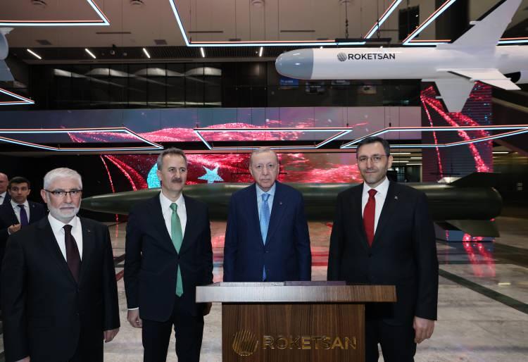 <p><strong>Bunlara kulak verseydik geldiğimiz noktanın yakınından bile ge&ccedil;emezdik. &Ccedil;evremizdeki savaşlar sona erdikten sonra başta savunma sanayii olmak &uuml;zere her alanda b&uuml;y&uuml;k bir şahlanışa imza atacağız"</strong> dedi.</p>
