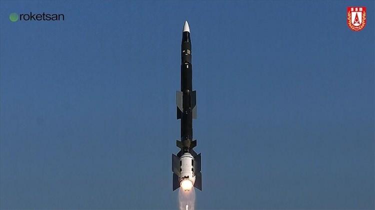 <p><span style="color:#B22222"><strong>SİPER UZUN MENZİLLİ B&Ouml;LGE HAVA VE F&Uuml;ZE SAVUNMA SİSTEMİ:</strong></span></p>

<p>T&uuml;rkiye'nin uzun menzilli b&ouml;lge hava ve f&uuml;ze savunma sistemi projesi SİPER, T&uuml;rk Silahlı Kuvvetleri'nin (TSK) hava savunma kabiliyetlerini &ouml;nemli &ouml;l&ccedil;&uuml;de artırmaya hazırlanıyor. Milli imkanlarla geliştirilen SİPER, farklı tehditlere karşı etkin bir savunma sağlayarak T&uuml;rkiye'nin stratejik g&uuml;venliğine katkıda bulunacak.</p>
