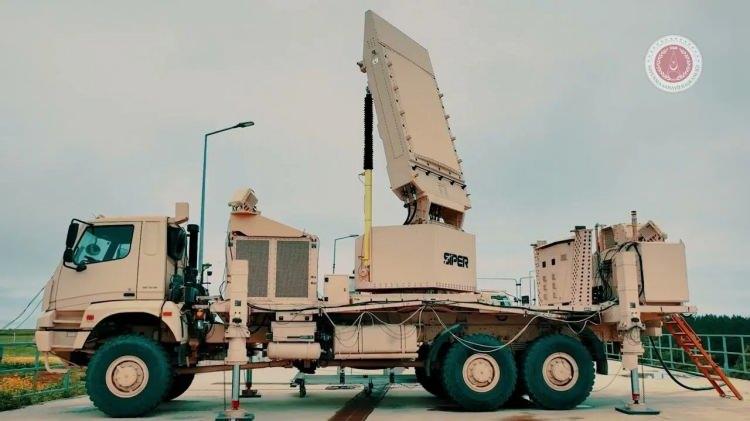 <p><strong><span style="color:#B22222">SİPER'in Genel &Ouml;zellikleri</span></strong></p>

<p>SİPER, modern hava savunma gereksinimlerini karşılamak &uuml;zere tasarlanmış bir sistemdir. Sistem, hava savunma planlama ve koordinasyonundan, birleştirilmiş hava resmi &uuml;retimine kadar geniş bir yelpazede yeteneklere sahiptir. İşte SİPER'in &ouml;ne &ccedil;ıkan genel &ouml;zellikleri:</p>

<p>&nbsp;</p>

<p>&nbsp;</p>
