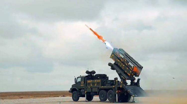 <p><strong>Hava Savunma Planlama ve Koordinasyon:</strong> Hava savunma operasyonlarının etkin bir şekilde planlanması ve koordine edilmesi.</p>

<p><strong>Birleştirilmiş Hava Resmi &Uuml;retimi:</strong> Farklı kaynaklardan gelen verileri birleştirerek kapsamlı bir hava resmi oluşturulması.</p>

<p><strong>&Ccedil;oklu Angajman ve Ardışık Ateşleme: </strong>Aynı anda birden fazla hedefe karşı angajman yeteneği ve ardışık ateşleme imkanı.</p>

<p><strong>Dost D&uuml;şman Tanıma (IFF):</strong> Hedeflerin dost mu d&uuml;şman mı olduğunun otomatik olarak belirlenmesi.</p>

<p><strong>Otomatik Tehdit Y&ouml;netimi:</strong> Tehditlerin otomatik olarak algılanması ve y&ouml;netilmesi.</p>

<p><strong>Tehdit Değerlendirme ve Silah Tahsis: </strong>Tehditlerin &ouml;nceliklendirilmesi ve uygun silahların tahsis edilmesi.</p>

<p><strong>Manuel/Yarı Otomatik/Otomatik Angajman Yeteneği:</strong> Operat&ouml;r&uuml;n duruma g&ouml;re manuel, yarı otomatik veya otomatik angajman modlarını se&ccedil;ebilmesi.</p>

<p><strong>&Ccedil;oklu-Hedef/&Ccedil;oklu-Radar F&uuml;zyonu:</strong> Farklı radarlardan gelen verilerin birleştirilerek hedef takibinin iyileştirilmesi.</p>

<p><strong>F&uuml;zeler ile &Ccedil;ift Y&ouml;nl&uuml; İletişim Yeteneği:</strong> F&uuml;zelerin u&ccedil;uş sırasında g&uuml;ncellenebilmesi ve kontrol edilebilmesi.</p>

<p><strong>Aktif Radar Arayıcı Başlık ile Terminal Safha G&uuml;d&uuml;m: </strong>F&uuml;zenin son safhada hedefe daha hassas bir şekilde y&ouml;nlendirilmesi.<br />
Y&uuml;ksek Etkili Harp Başlığı: Hedeflerin imha edilmesinde y&uuml;ksek etkinlik.</p>

<p><strong>Telli/Telsiz Haberleşme:</strong> Farklı haberleşme y&ouml;ntemleriyle iletişim imkanı.</p>

<p><strong>G&uuml;nd&uuml;z, Gece ve K&ouml;t&uuml; Hava Koşullarında G&ouml;rev Yapabilme:&nbsp;</strong>Her t&uuml;rl&uuml; hava koşulunda operasyonel olma.</p>

<p><strong>Link 16 Taktik Data Link ve JREAP: </strong>T&uuml;rk Hava/Kara/Deniz Kuvvetleri komuta kontrol unsurları ile koordinasyon.</p>

<p><strong>G&ouml;m&uuml;l&uuml; Sim&uuml;lasyon:</strong> Personelin eğitimi i&ccedil;in g&ouml;m&uuml;l&uuml; sim&uuml;lasyon sistemi.</p>

<p><strong>F&uuml;ze Fırlatma Sistemi: </strong>Her bir fırlatma sistemi &uuml;zerinde 6 adet f&uuml;ze ile g&ouml;rev yapabilme.</p>

<p>&nbsp;</p>
