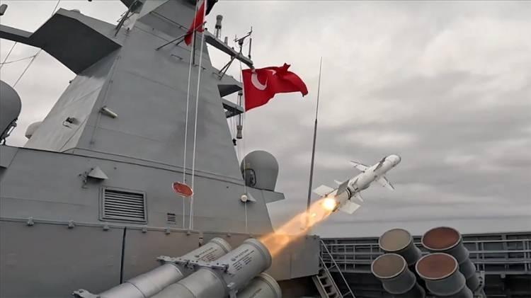 <p><span style="color:#B22222"><strong>ATMACA GEMİSAVAR F&Uuml;ZESİ:</strong></span></p>

<p>ATMACA Gemisavar F&uuml;zesi, su &uuml;st&uuml; gemileri, denizaltı platformları, hava platformları ve kara ara&ccedil;larından kullanılabilen y&uuml;ksek performanslı bir f&uuml;zedir. Roketsan tarafından geliştirilen ATMACA, 250 kilometrelik etkili menzili ile hareketli veya sabit hedeflere karşı g&uuml;&ccedil;l&uuml; ve hassas vuruş yeteneği sunar.</p>

<p>ATMACA, radar arayıcı başlık, kızıl&ouml;tesi g&ouml;r&uuml;nt&uuml;leyici, karıştırmaya dayanıklı k&uuml;resel konumlama ve radar altimetre gibi gelişmiş teknolojilerle donatılmıştır. 750 kg ağırlığındaki f&uuml;ze, 220 kilogramlık y&uuml;ksek patlayıcı, par&ccedil;acık etkili ve penetrasyon etkili harp başlığı ile d&uuml;şman gemilerine karşı etkili bir savunma ve taarruz g&uuml;c&uuml; sağlar.</p>

<p>Roketsan tarafından geliştirilen ATMACA Gemisavar F&uuml;zesi; su &uuml;st&uuml; platformları, denizaltılar, muharip u&ccedil;aklar ve taktik tekerlekli kara platformları gibi farklı sistemlere entegre edilerek T&uuml;rkiye'nin denizlerdeki g&uuml;c&uuml;ne &ouml;nemli katkı sağlamaktadır.</p>

<p>Sistem, g&ouml;rev sırasında veri bağı ile hedef g&uuml;ncelleme ve g&ouml;rev iptal yeteneğine de sahiptir. Bu da operasyonel esneklik ve kullanımda etkinliği artıran &ouml;nemli bir avantajdır.</p>

<p>&nbsp;</p>
