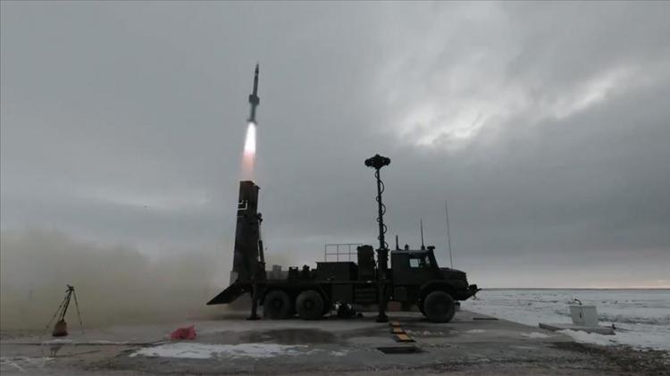 <p><span style="color:#B22222"><strong>HİSAR-O (ORTA İRTİFA) RF HAVA SAVUNMA F&Uuml;ZESİ:</strong></span></p>

<p>HİSAR-RF F&uuml;zesi, HİSAR-O+ F&uuml;zesi ile hemen hemen aynı fiziksel yapıdadır. Radar arayıcı başlık kullanan HİSAR-RF F&uuml;zesi&rsquo;nin, soğutmalı g&ouml;r&uuml;nt&uuml;leyici kızıl&ouml;tesi arayıcı başlık (IIR) kullanan ve atmosferik şartların getirdiği ısınma sorunundan &ouml;t&uuml;r&uuml; menzilinde birtakım sınırlar bulunan HİSAR-O+ F&uuml;zesi&rsquo;ne g&ouml;re daha y&uuml;ksek menzile sahip olacağı tahmin edilmektedir. HİSAR-RF F&uuml;zesi&rsquo;nin radar arayıcı başlığı, ASELSAN tarafından G&Ouml;KDOĞAN G&ouml;r&uuml;ş &Ouml;tesi Hava Hava F&uuml;zesi Arayıcı Başlığı&rsquo;ndan elde edilen tecr&uuml;beler ile geliştirilmiştir.</p>
