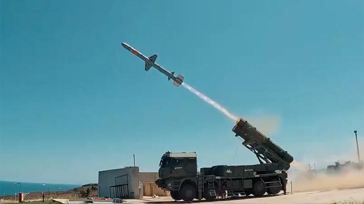 <p><span style="color:#B22222"><strong>KARA ATMACA KARADAN KARAYA SEYİR F&Uuml;ZESİ:</strong></span></p>

<p>Kara Kuvvetleri Komutanlığı&rsquo;na uzun menzilden hassas vuruş yeteneği kazandıracak olan KARA ATMACA&rsquo;nın geliştirilmesine ilişkin s&ouml;zleşme 18 Ağustos 2021 tarihinde Savunma Sanayii Başkanlığı ile Roketsan arasında imzalanmıştı.</p>

<p>F&uuml;ze, yaklaşık 250 kilogram ağırlığında bir harp başlığına ve g&ouml;r&uuml;nt&uuml;leyici kızıl&ouml;tesi (IIR) arayıcı başlığa sahip. KARA ATMACA, agresif manevralar ger&ccedil;ekleştirerek santimetre hassasiyetle belirlenen hedefleri imha edebilecek.</p>

<p>F&uuml;zenin başlıca hedefleri arasında; stratejik kara hedefleri, hava savunma sistemi bataryaları, sabit ve yer değiştirebilir karadan karaya f&uuml;ze sistemleri yer alıyor.</p>

<p>&nbsp;</p>
