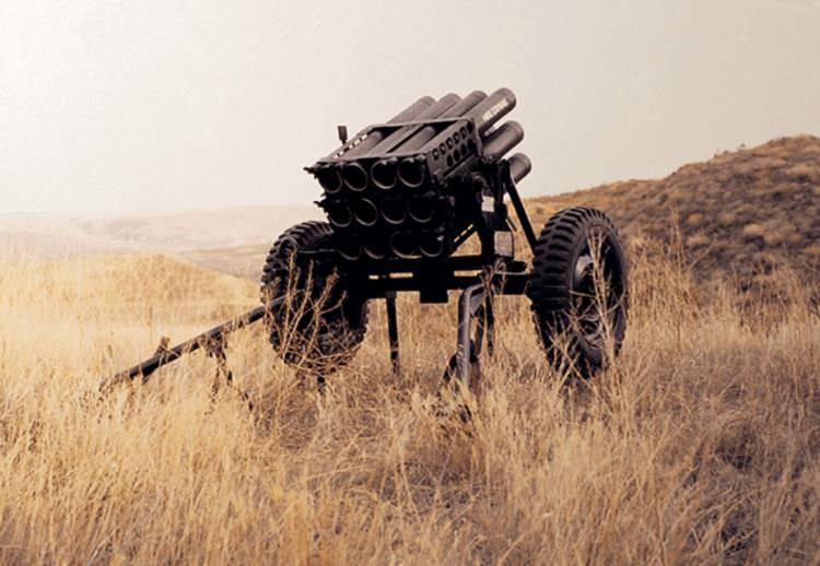 <p><span style="color:#B22222"><strong>T-107/122 &Ccedil;OK NAMLULU:</strong></span></p>

<p>T-107/122 &Ccedil;ok Namlulu Roketatar (&Ccedil;NRA) Silah Sistemi, gece-g&uuml;nd&uuml;z her t&uuml;rl&uuml; hava ve arazi şartında, y&uuml;ksek &ouml;ncelikli hedeflere karşı manevra birliklerine yoğun ve etkili ateş desteği sağlayan silah sistemi olarak &ouml;ne &ccedil;ıkıyor. T-107/122 &Ccedil;NRA Sistemi bataryası, sahip olduğu g&ouml;rev destek ara&ccedil;larıyla bağımsız g&ouml;rev yapabilecek kabiliyette.</p>
