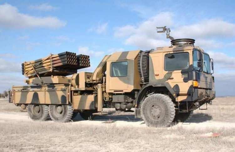 <p><span style="color:#B22222"><strong>ROKETATAR [&Ccedil;NRA] SİLAH SİSTEMİ:</strong></span></p>

<p>T-122/300 &Ccedil;ok Maksatlı ve &Ccedil;ok Namlulu Roketatar (&Ccedil;NRA) Sistemi, &ccedil;ok kısa s&uuml;re i&ccedil;erisinde 40 adet 122 mm.lik roketi veya 4 adet 300 mm.lik roketi fırlatarak 3 km mesafeden 100+ km mesafeye kadar derinlikteki kritik hedefleri etkinlikle ateş altına alabilen &uuml;st&uuml;n ateş g&uuml;c&uuml;ne sahip &ccedil;ok namlulu roketatar sistemidir.</p>

<p>&nbsp;</p>
