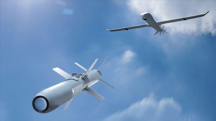 <p><span style="color:#B22222"><strong>MAM-L MİNİ AKILLI M&Uuml;HİMMAT:</strong></span></p>

<p>Roketsan tarafından geliştirilen MAM-L Mini Akıllı M&uuml;himmat, d&uuml;ş&uuml;k ağırlığı ile insansız hava ara&ccedil;ları (İHA), hafif taarruz u&ccedil;akları ve ağırlığın kritik olduğu hava-yer g&ouml;revlerine y&ouml;nelik geliştirilmiştir. MAM-L, sabit ve hareketli hedeflere karşı y&uuml;ksek vuruş hassasiyetine sahiptir.</p>

<p>Ana karakteristikleri, yine Roketsan tarafından geliştirilen Lazer Uzun Menzilli Tanksavar F&uuml;zesi&rsquo;ne (L-UMTAS) benzer olan MAM-L&rsquo;de, herhangi bir itki sistemi yoktur. Hava aracından serbest d&uuml;ş&uuml;ml&uuml; m&uuml;himmat olarak bırakılan MAM-L, sahip olduğu yarı aktif lazer arayıcı başlık sayesinde işaretlenen hedefe g&uuml;d&uuml;lenebilmektedir.</p>

<p>&nbsp;</p>
