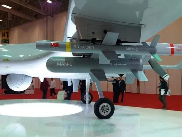 <p><span style="color:#B22222"><strong>MAM-C MİNİ AKILLI M&Uuml;HİMMAT:</strong></span></p>

<p>Roketsan&rsquo;ın MAM (Akıllı Mikro M&uuml;himmat) ailesinin bir &uuml;yesi olan MAM-C, &ouml;zellikle d&uuml;ş&uuml;k yan hasar gereksinimi olan operasyonlar i&ccedil;in tasarlanmıştır. İHA&rsquo;ların savaş sahasındaki rol&uuml;n&uuml;n artmasıyla birlikte, daha k&uuml;&ccedil;&uuml;k, hızlı ve esnek m&uuml;himmatlar geliştirme ihtiyacı ortaya &ccedil;ıkmış ve bu bağlamda MAM-C, başarılı bir &ccedil;&ouml;z&uuml;m olarak &ouml;ne &ccedil;ıkmıştır.</p>
