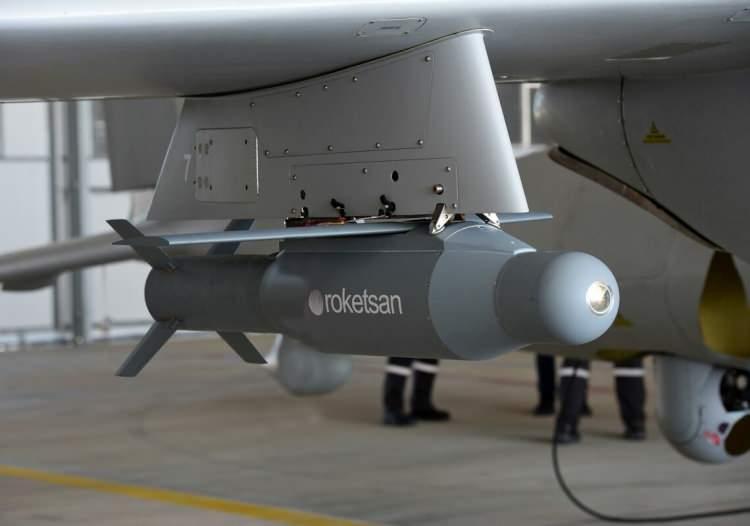 <p><span style="color:#B22222"><strong>MAM-T AKILLI M&Uuml;HİMMAT:</strong></span></p>

<p>İnsansız hava ara&ccedil;ları (İHA), hafif saldırı u&ccedil;akları ve kara ara&ccedil;ları i&ccedil;in geliştirilen MAM-T, MAM ailesinin en b&uuml;y&uuml;k ve en g&uuml;&ccedil;l&uuml; m&uuml;himmatlarından biridir. Askeri operasyonlarda uzun menzilli hedefleri vurmak i&ccedil;in tasarlanmış olup, y&uuml;ksek infilak g&uuml;c&uuml; ve geniş bir menzil aralığı ile dikkat &ccedil;eker.</p>
