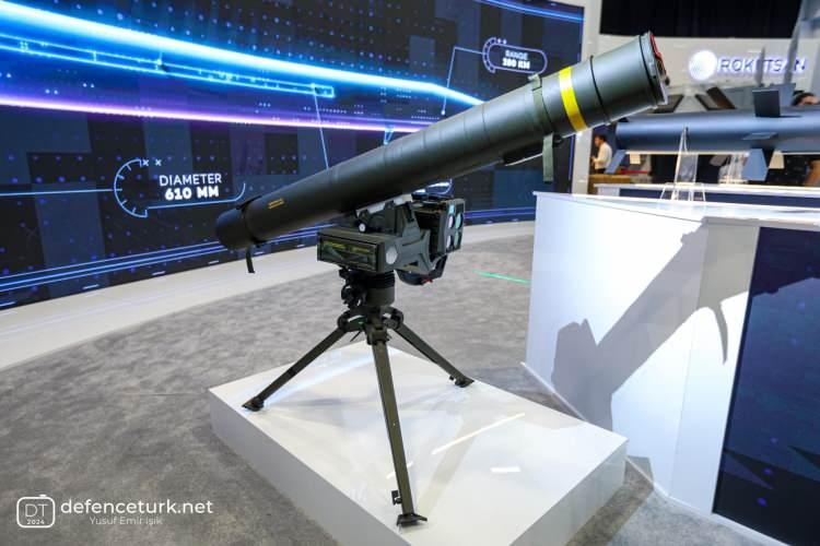 <p><span style="color:#B22222"><strong>L-OMTAS LAZER G&Uuml;D&Uuml;ML&Uuml; ORTA MENZİLLİ TANKSAVAR SİLAH SİSTEMİ:</strong></span></p>

<p>L-OMTAS, zırh delici tandem harp başlığı ile muharebe alanındaki zırhlı tehditlere karşı etkili lazer g&uuml;d&uuml;m yeteneğine sahip orta menzilli bir tanksavar silah sistemidir. Sistem, atış &ouml;ncesi veya sonrası hedefe kilitlenebilmekte ve sabit ile hareketli hedeflere karşı kullanılabiliyor.</p>

<p>Sistem tandem anti tank, y&uuml;ksek infilaklı, par&ccedil;acık etkili ve termobarik harp başlığı se&ccedil;eneklerine sahip. L-OMTAS &uuml;&ccedil; ayak platform &uuml;zerinden kullanılabildiği gibi, ayrıca kara platformlarına a&ccedil;ık kule veya kapalı kule entegrasyonu ile de g&ouml;rev yapabiliyor.</p>

<p>F&uuml;ze; tanklar, zırhlı ara&ccedil;lar, muharebe ara&ccedil;ları ve beton koruganlar dahil olmak &uuml;zere sabit ve hareketli hedef tiplerine karşı etkili olabiliyor.</p>
