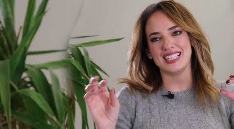 <p><span style="color:#B22222"><em><strong>Tanıtım amacıyla İspanya'ya giden &uuml;nl&uuml; oyuncu Seda Bakan, İspanyolların T&uuml;rk dizilerine yoğun ilgi g&ouml;sterdiğini belirterek &ccedil;ok konuşulacak a&ccedil;ıklamalarda bulundu. "T&uuml;rk dizilerinin inanılmaz bir g&uuml;c&uuml; var. Bunu ger&ccedil;ekten buram buram yaşıyoruz." diyen Bakan, bir&ccedil;ok kişinin kendisini tanıyarak yanına gelmesinden memnun olduğunu s&ouml;yledi.</strong></em></span></p>
