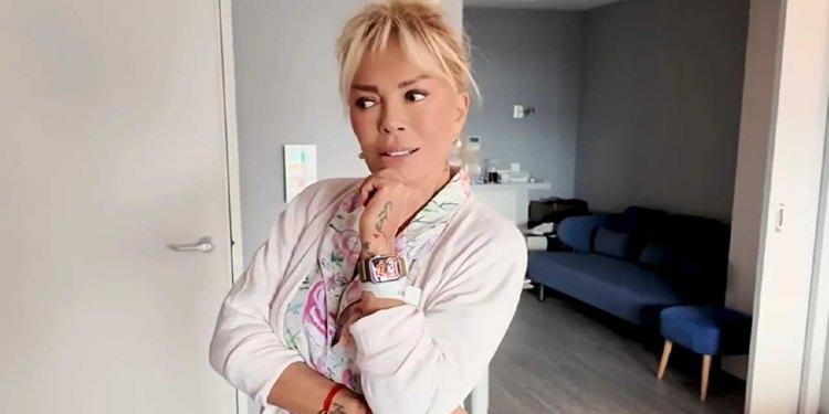 <p><strong>Ajda Pekkan'ın kız kardeşi Semiramis Pekkan, bir s&uuml;re &ouml;nce kanser tedavisini tamamladığını balon u&ccedil;urarak sevenlerine duyurmuştu. Şimdilerde kız kardeşinin konserinde yeni g&ouml;r&uuml;n&uuml;m&uuml;yle dikkatleri &uuml;zerine &ccedil;ekti.</strong></p>
