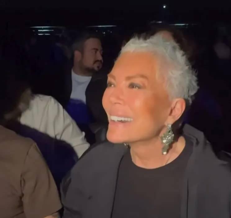 <p><strong><span style="color:#B22222">​</span>Neşeli tavırlarıyla dikkat &ccedil;eken Semiramis Pekkan'ın&nbsp;g&uuml;&ccedil;l&uuml; duruşu izleyenlerden tam not alırken,<span style="color:rgb(128, 0, 128)">&nbsp;"yeniden doğmuş gibi"</span>&nbsp;yorumları da beraberinde geldi.</strong></p>
