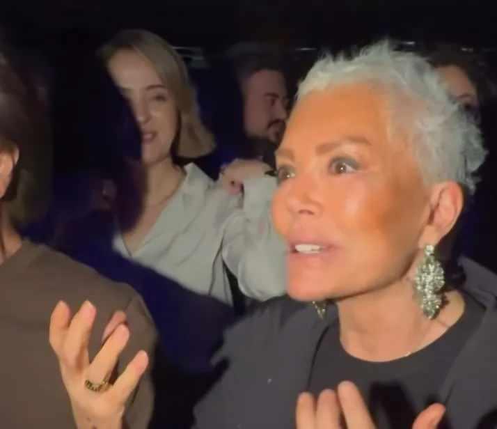 <p><span style="color:#B22222"><strong>YENİ SA&Ccedil;LARIYLA GECEYE DAMGA VURDU</strong></span></p>

<p><strong>Tedavi s&uuml;recinde peruk kullanan Pekkan, kardeşinin konserinde platin renkte boyadığı sa&ccedil;larıyla objektiflere takıldı.</strong></p>
