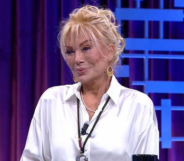 <p><strong>Tedavi s&uuml;recinde peruk kullanan Semiramis Pekkan, bu&nbsp;zorlu s&uuml;re&ccedil;te kendisine destek olan kardeşi Ajda Pekkan'ın konser provasında yeni g&ouml;r&uuml;n&uuml;m&uuml;yle objektiflere yansımıştı.</strong></p>
